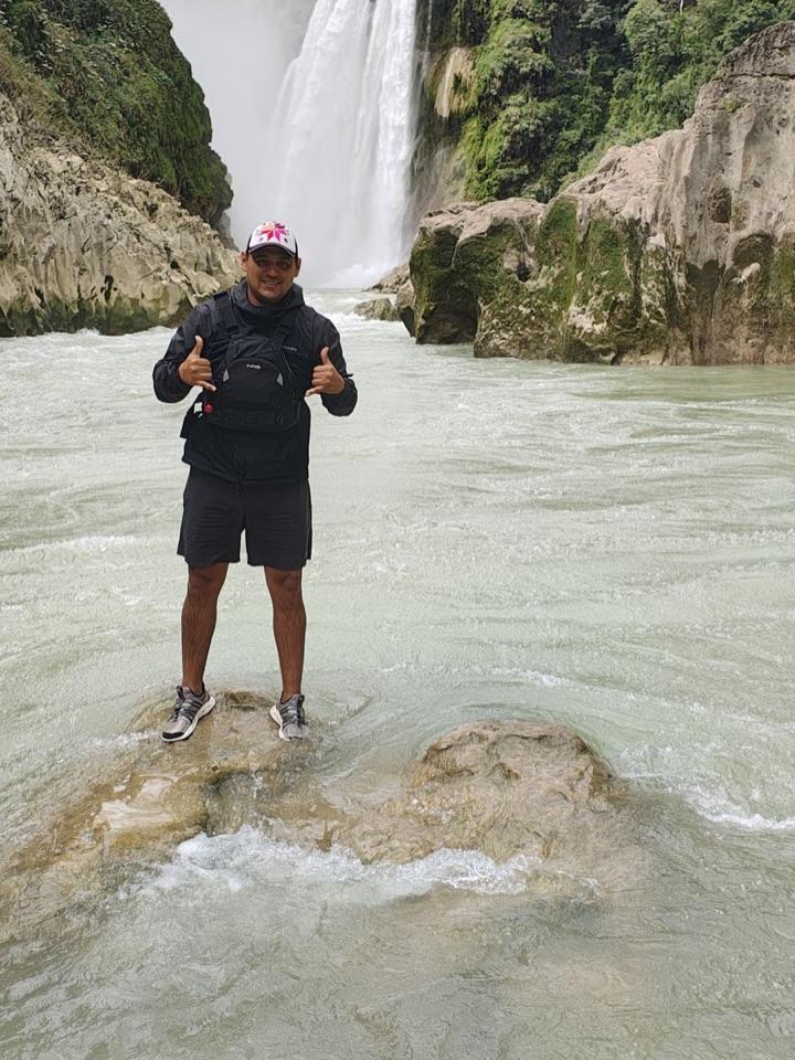 Alex, guía certificado de Tours Huasteca Potosina, al pie de la Cascada de Tamul