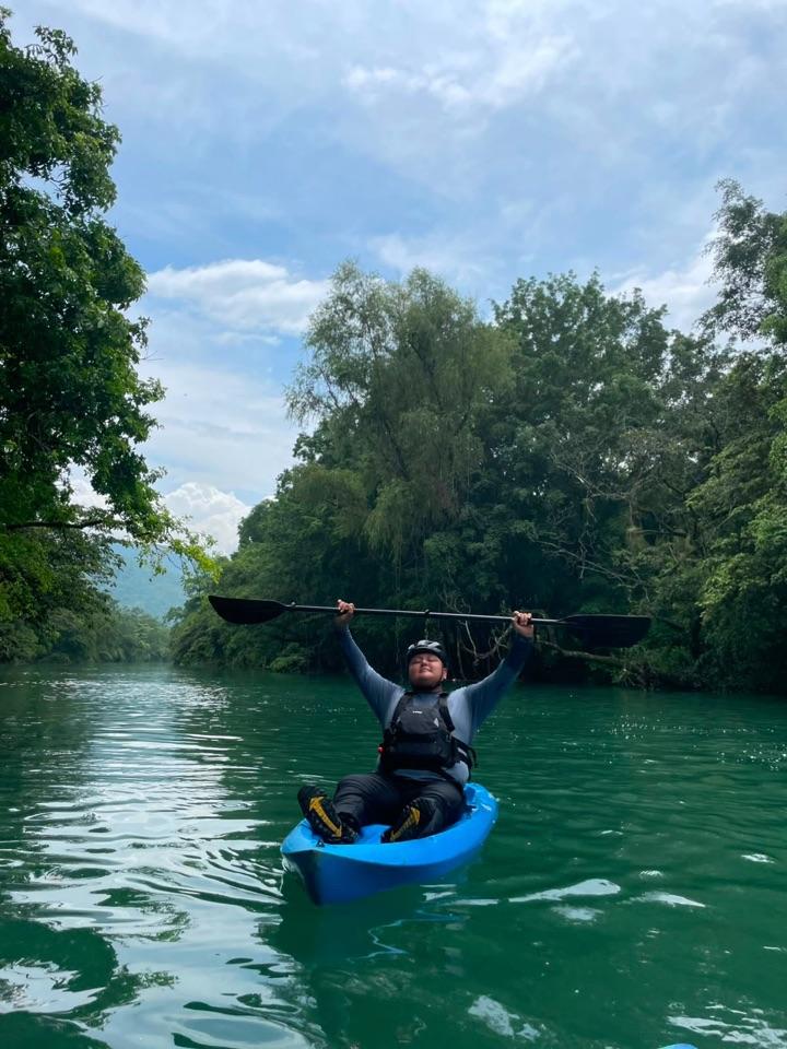 Ángel Velazco, guía certificado de Tours Huasteca Potosina, en kayak por un río de la Huasteca