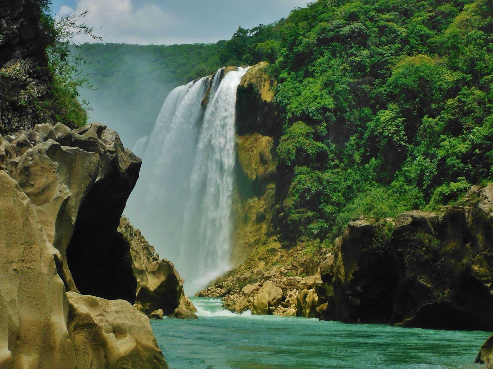 Una caída lateral en Cascada de Tamul, en Aquismón