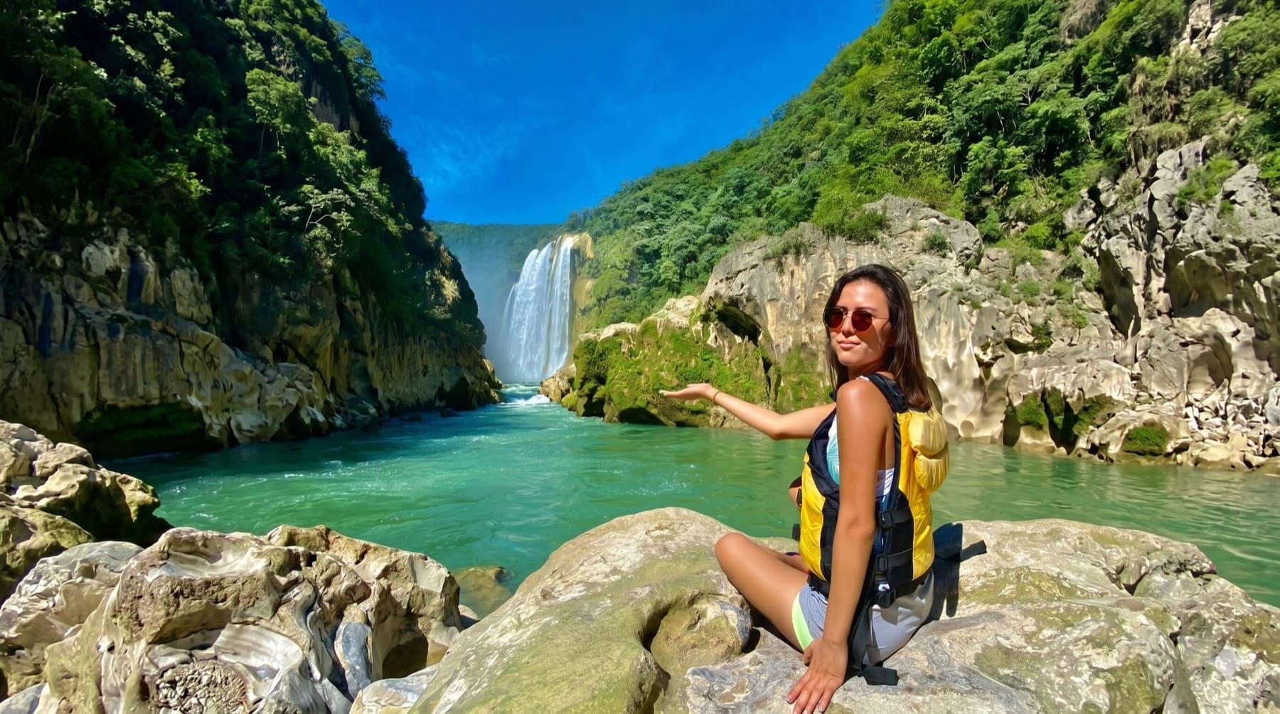 Una visitante sobre las rocas de Cascada de Tamul, en Aquismón