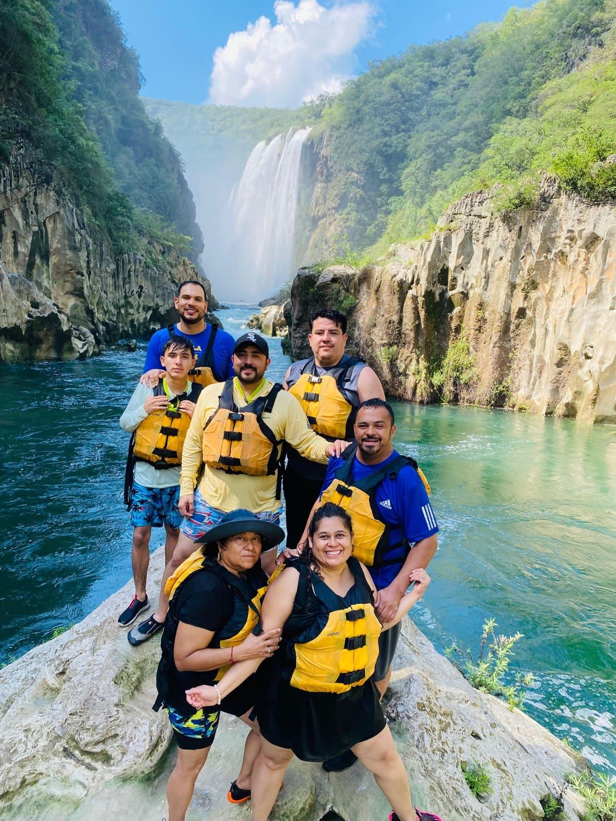 Un grupo frente a la caída de agua en Cascada de Tamul, en Aquismón