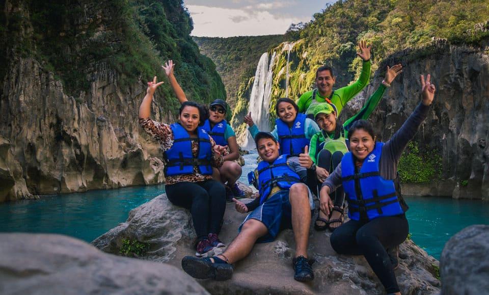 Un grupo sobre las rocas de Cascada de Tamul, en Aquismón