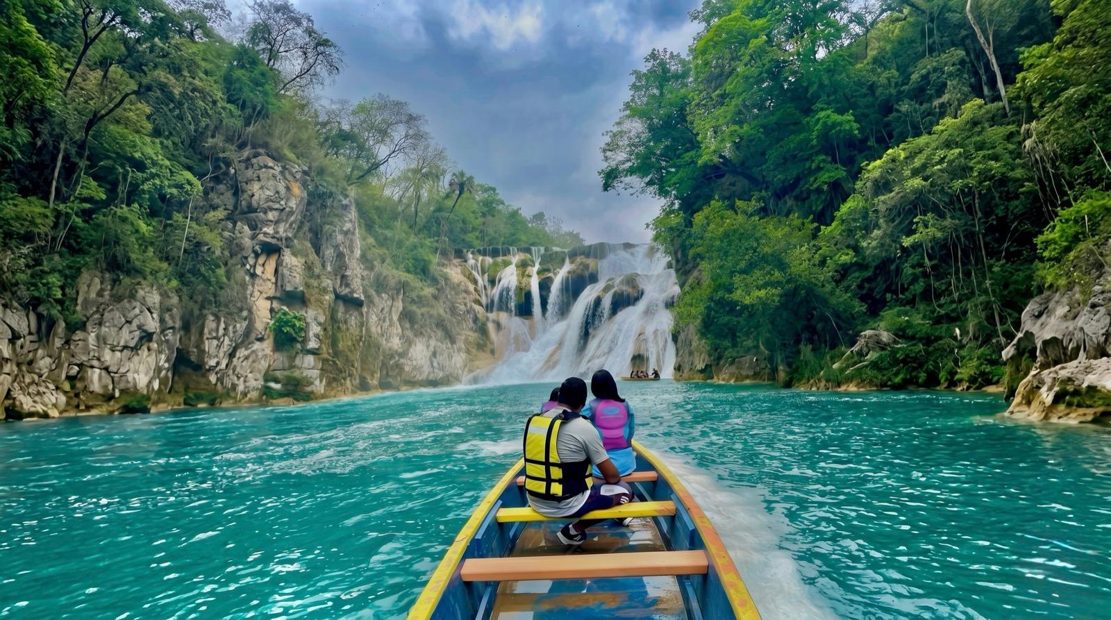 Segunda panga acercándose a la Cascada del Meco — recorrido fluvial turquesa