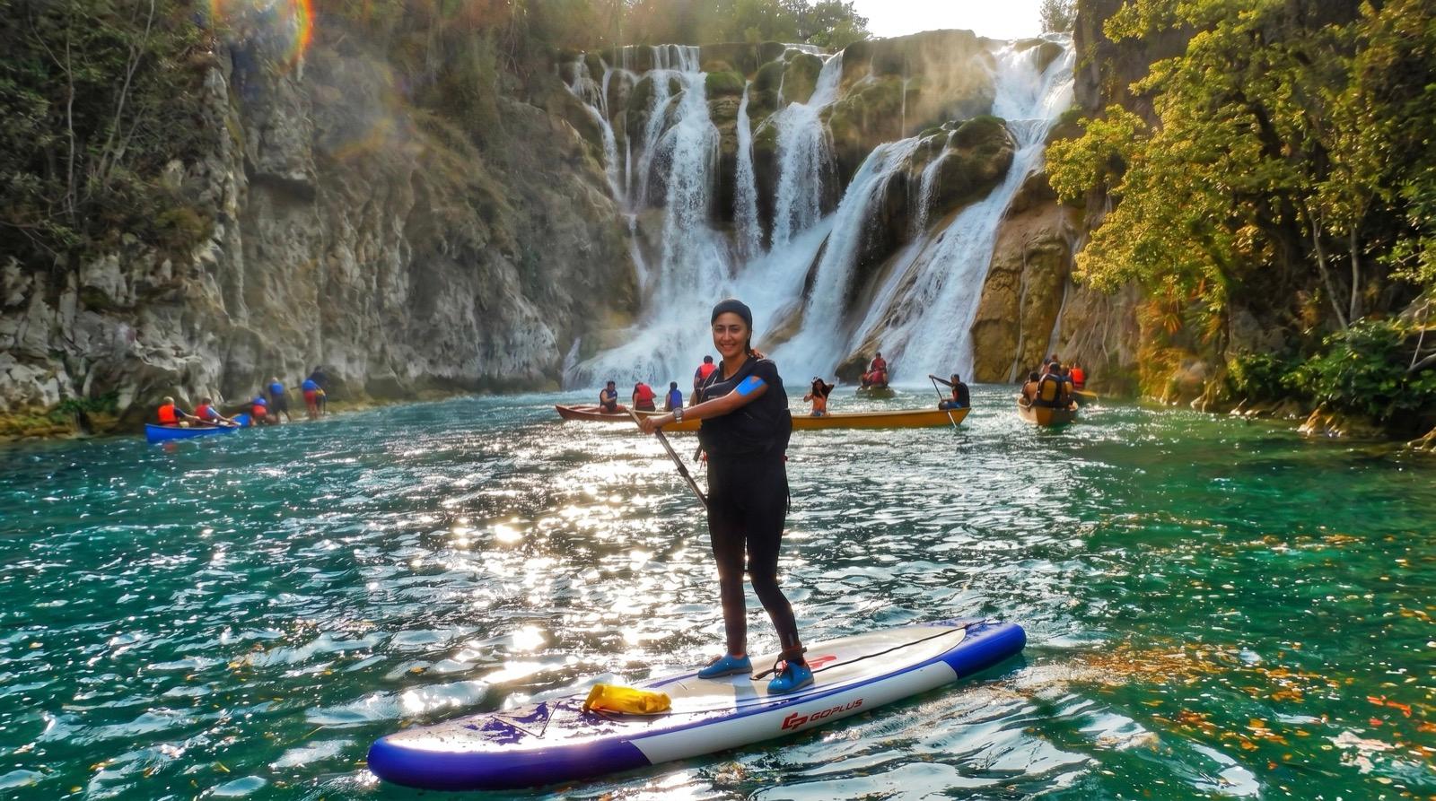 Mujer en paddleboard en la Cascada del Meco — actividad acuática en la Huasteca