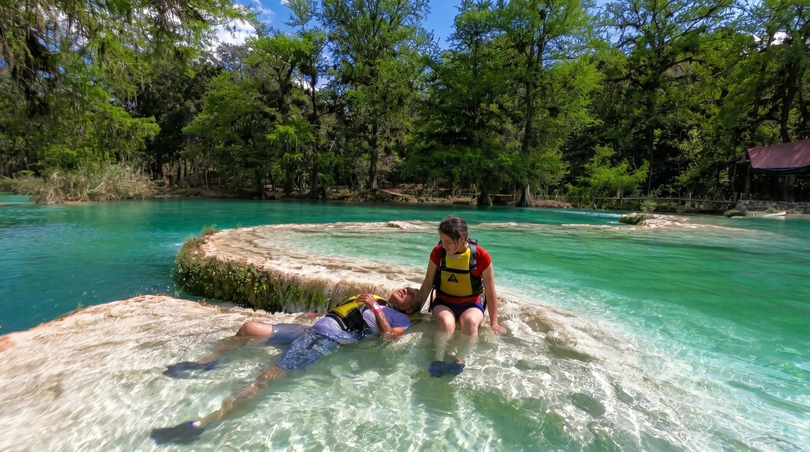 Padre e hija disfrutando el río turquesa en la Huasteca Potosina