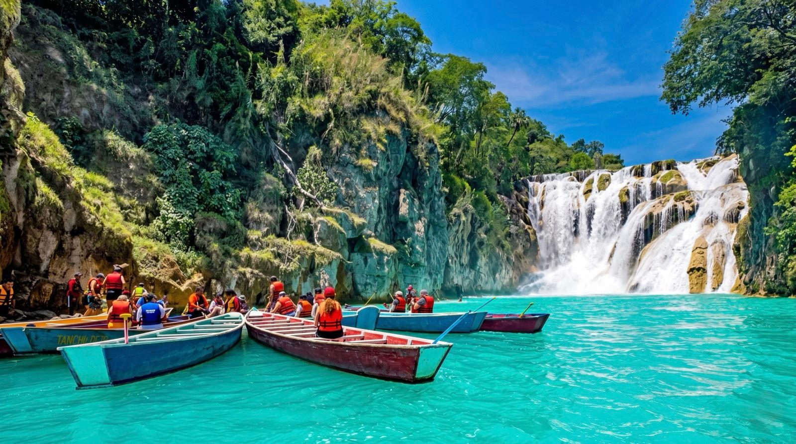 Flotilla de pangas frente a la Cascada del Meco — tour grupal con chalecos salvavidas