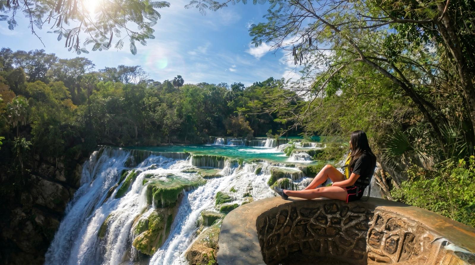 Turista en el mirador panorámico del Meco — vista de las cascadas escalonadas