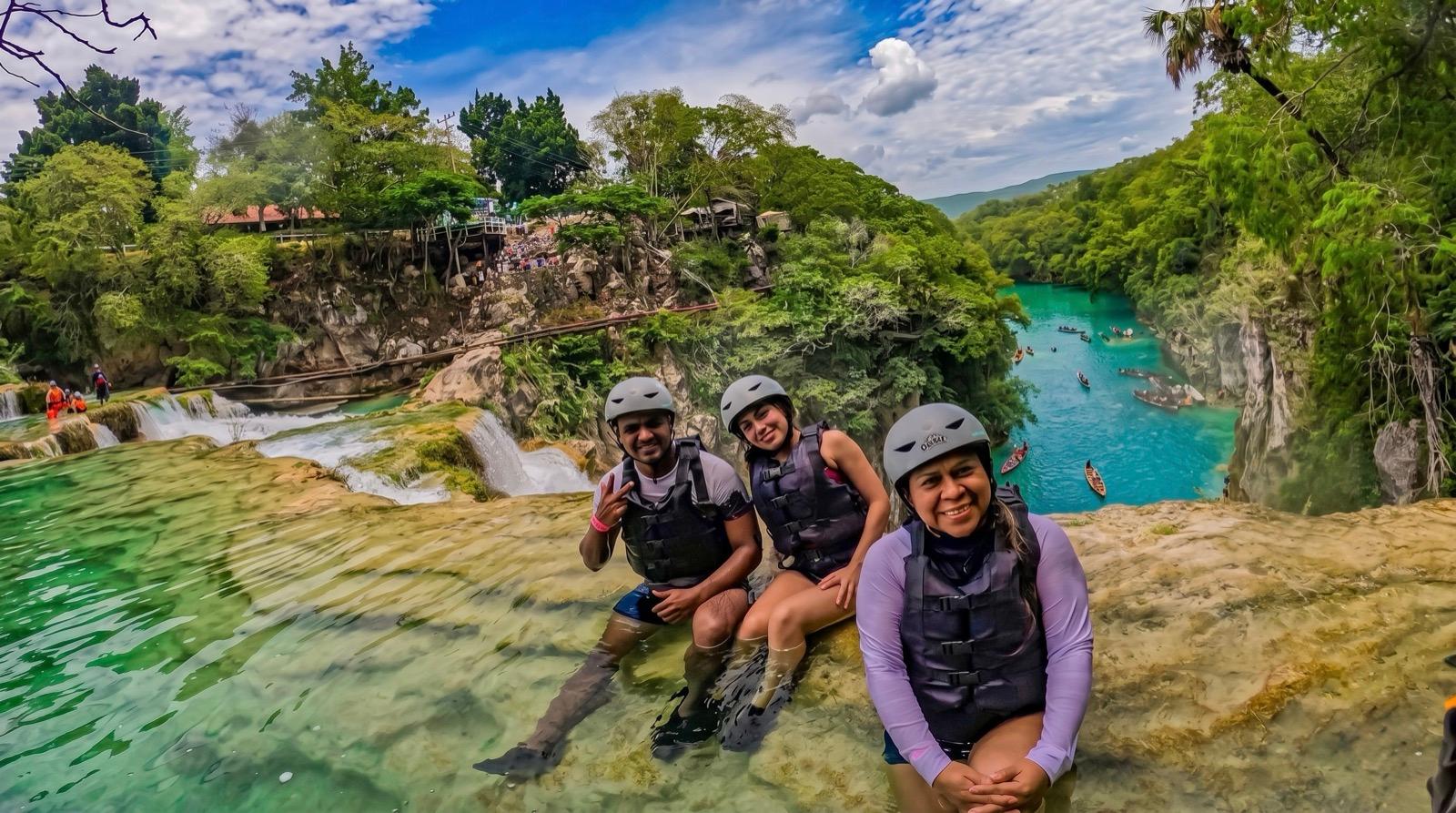 Familia disfrutando las pozas sobre la Cascada del Meco — ideal para todas las edades