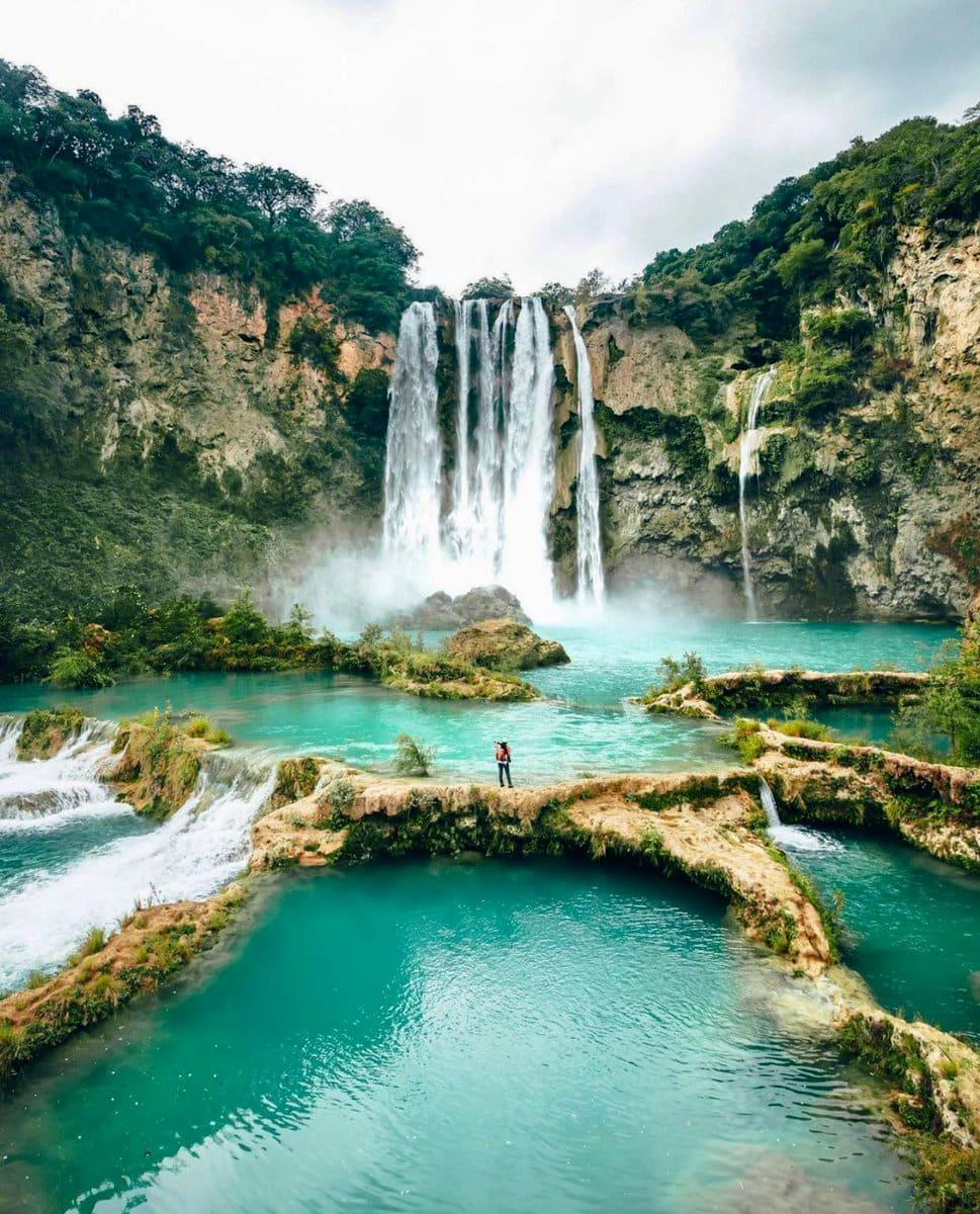 Cascada El Salto — de pie sobre las pozas turquesa frente a la caída