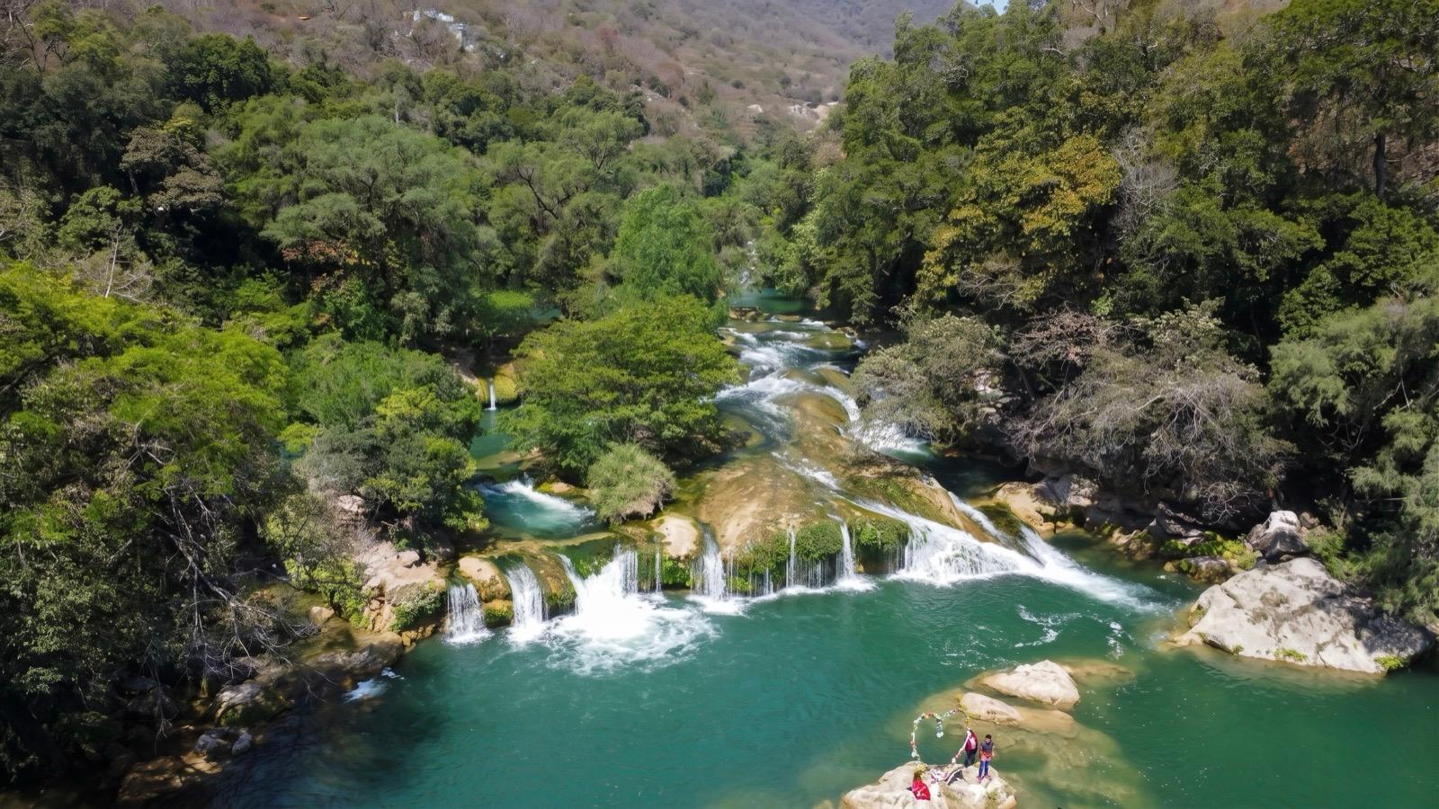 Vista aérea de las Cascadas de Micos — pozas escalonadas turquesas desde drone