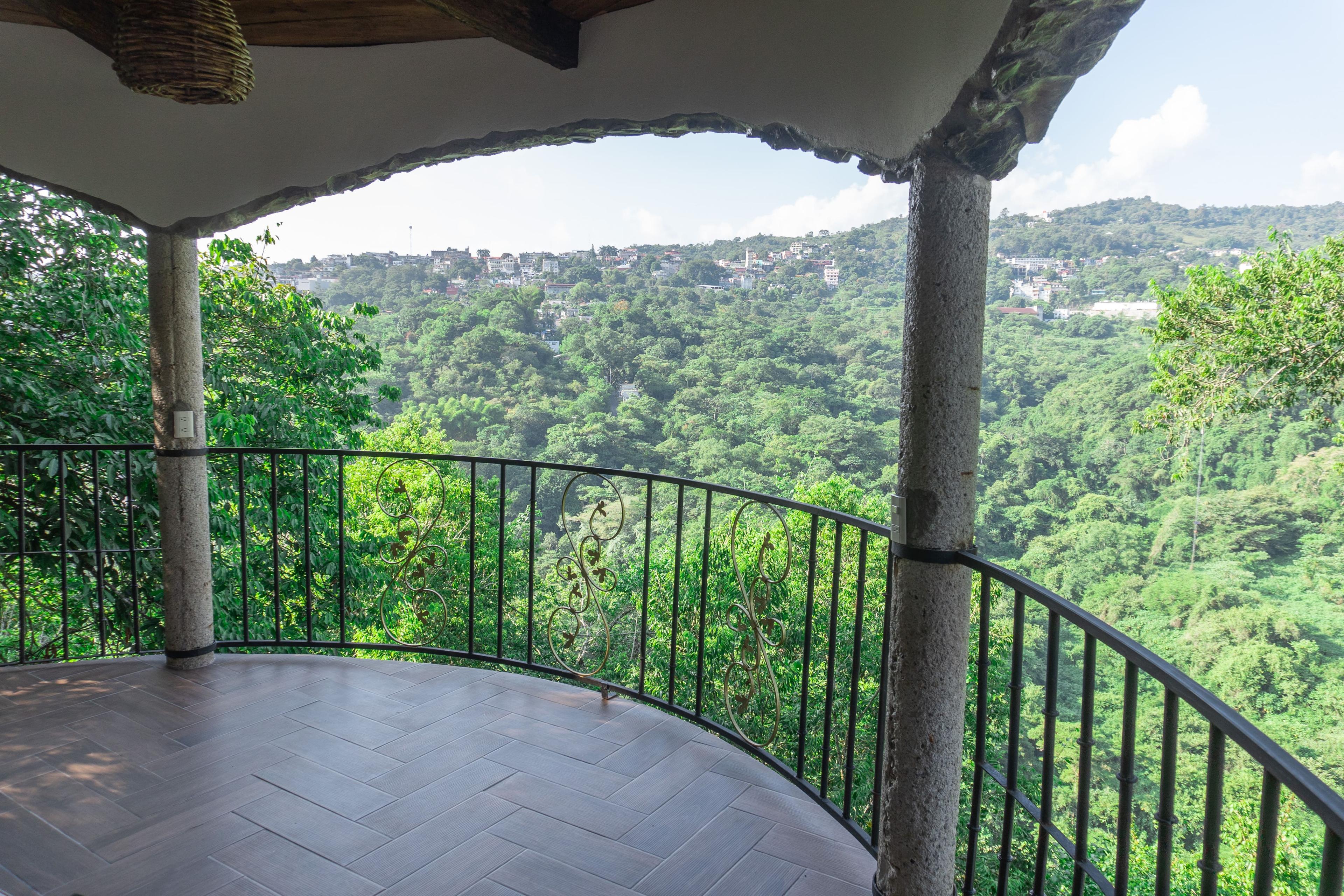 Balcón de una habitación con vista a la selva