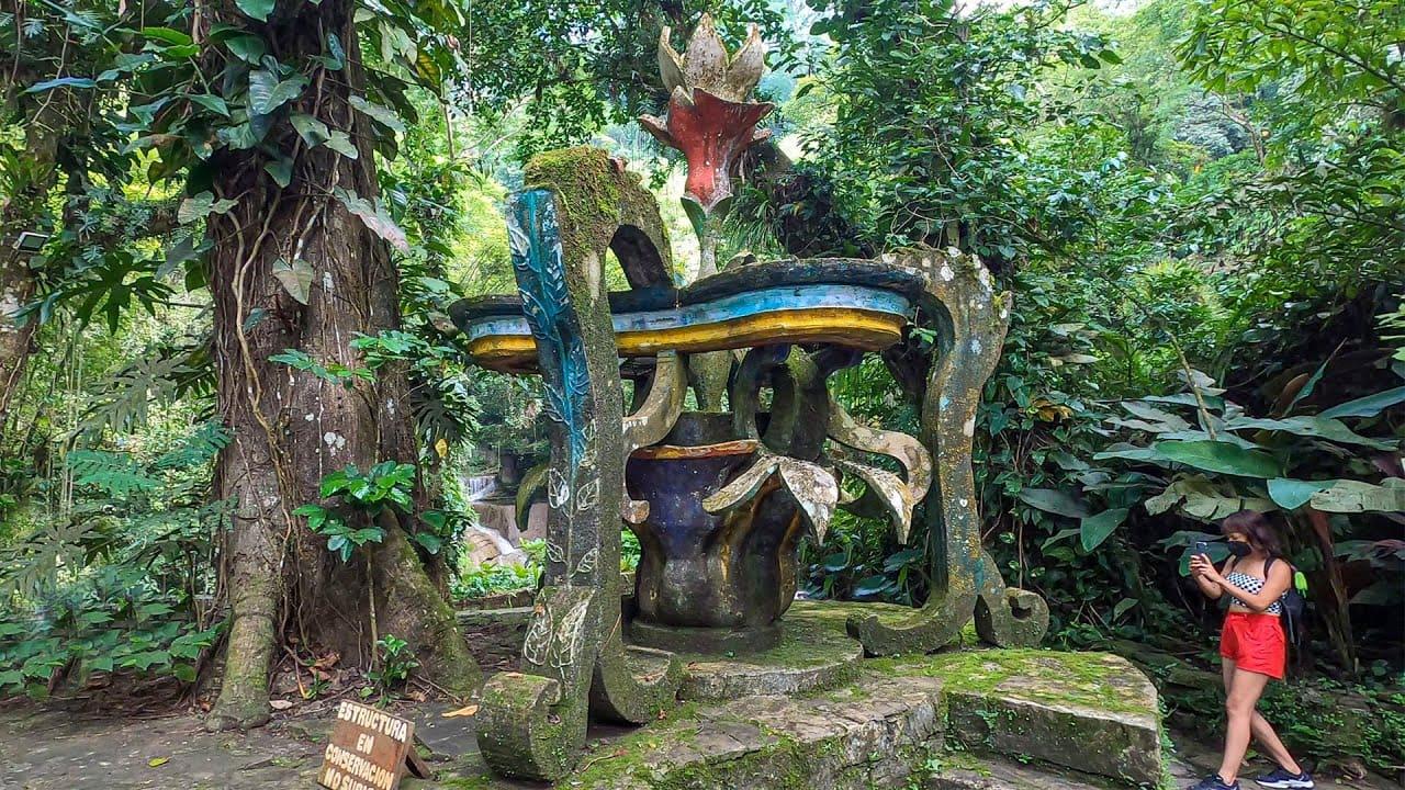 Esculturas de colores de Las Pozas rodeadas de selva en Xilitla