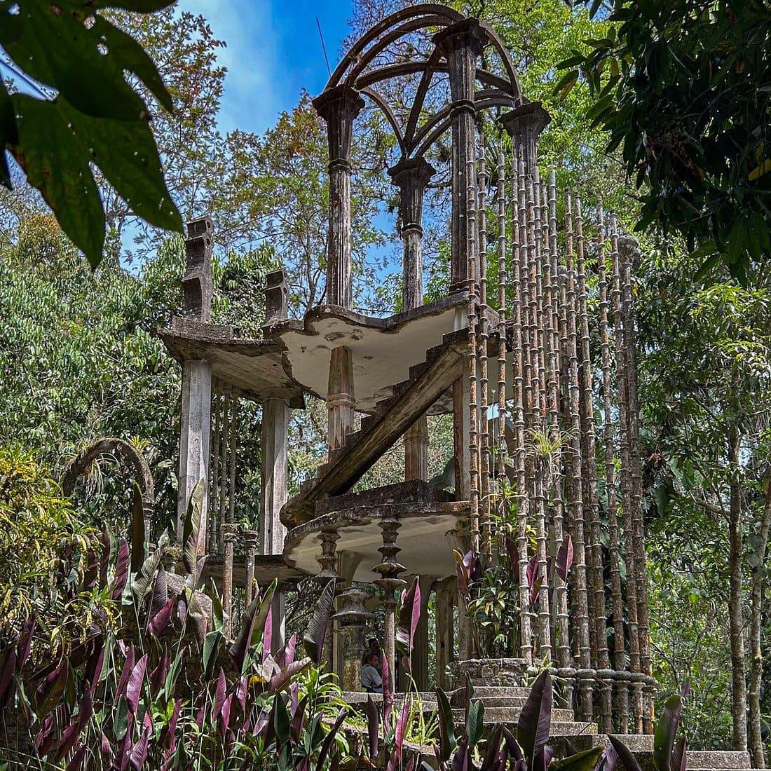 Escaleras y columnas del jardín de Edward James entre la selva de Xilitla