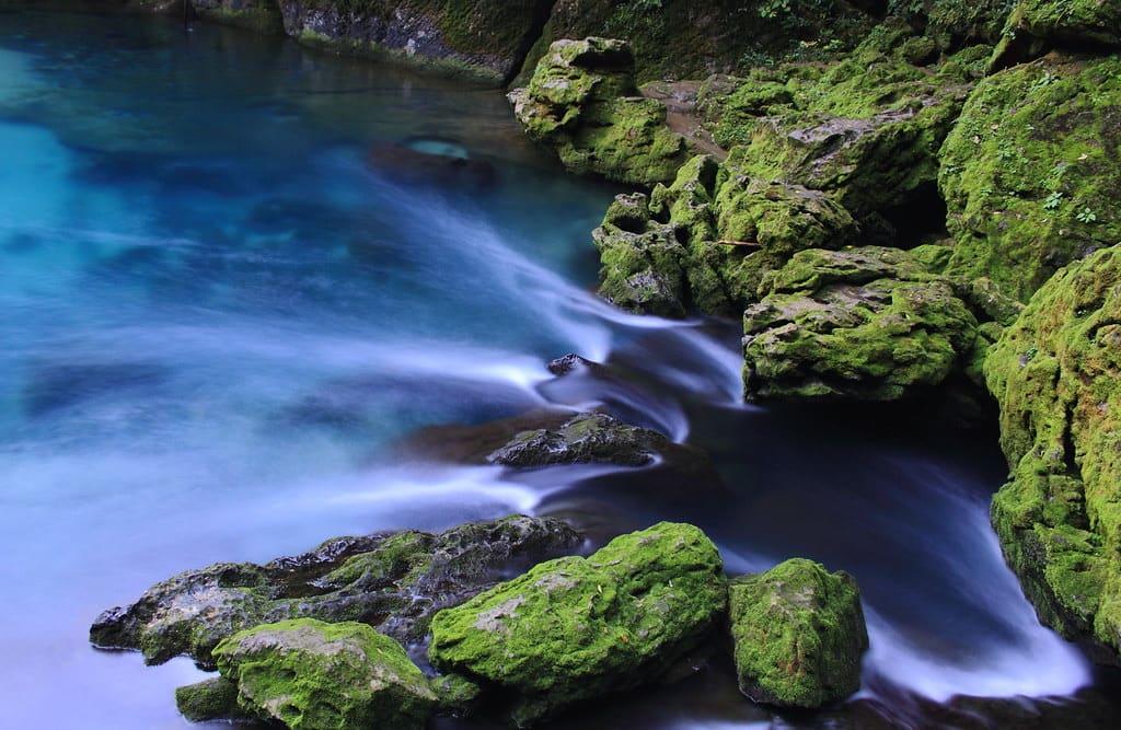 Las rocas cubiertas de musgo de Nacimiento de Huichihuayán, en Xilitla