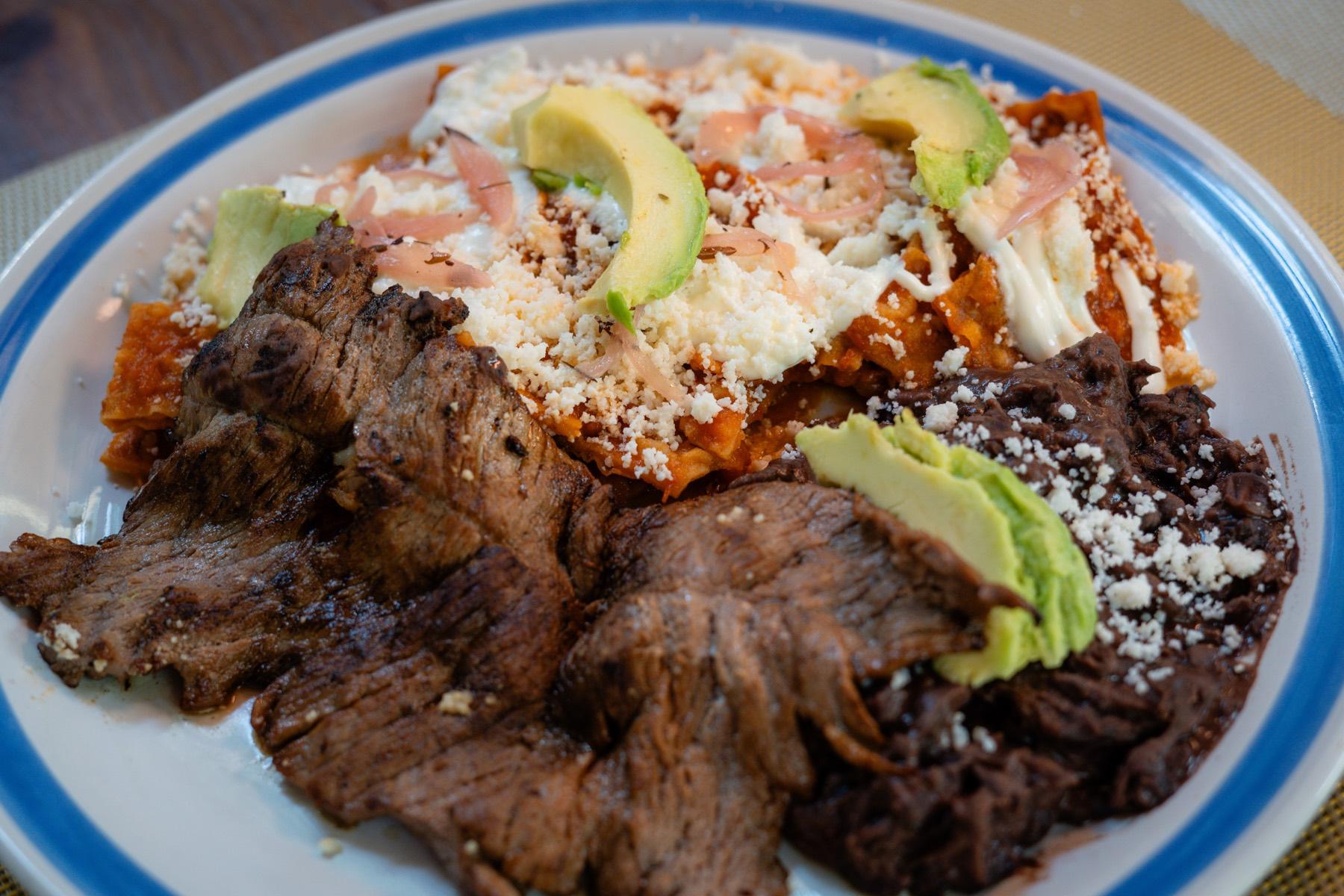Chilaquiles con arrachera, frijoles y aguacate en El Papán Huasteco