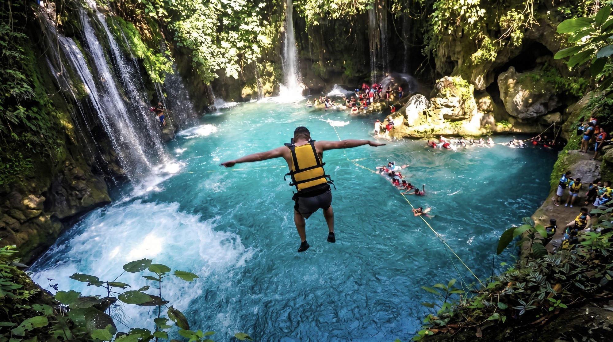 Turista en el tobogán natural de travertino de Tamasopo