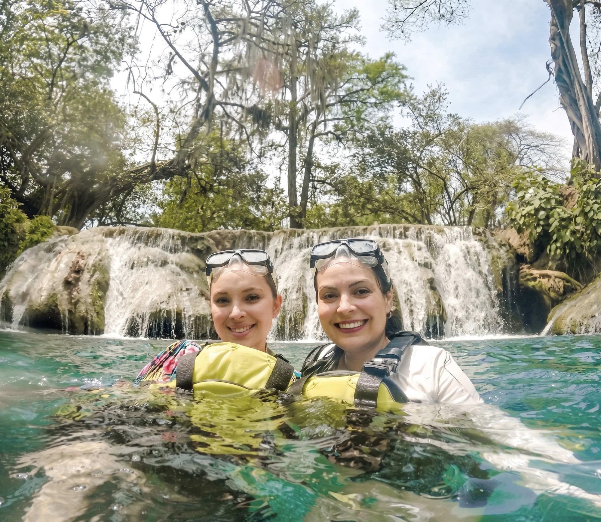 Grupo de amigos dentro de cueva con agua turquesa — Ruta Acuática Huasteca