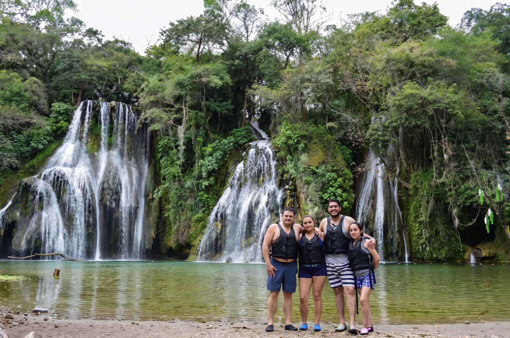 Turista posando en el letrero de Tamasopo con cascada al fondo