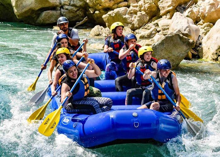 Una familia en los rápidos de Río Tampaón — Rafting Clase III, en Aquismón