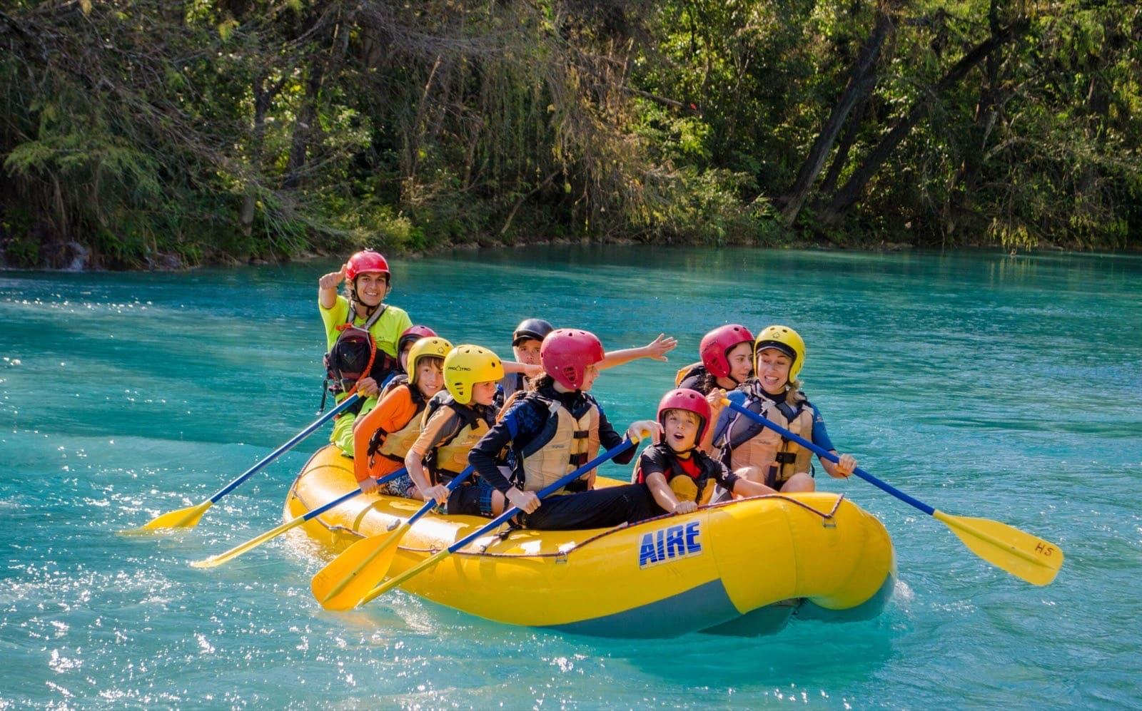 Una familia en el agua turquesa de Río Tampaón — Rafting Clase III, en Aquismón