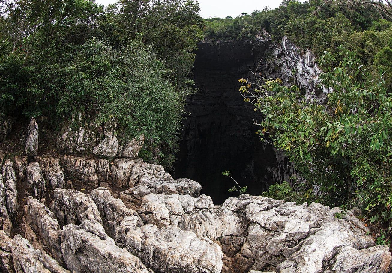 El borde del precipicio en Sótano de las Golondrinas, en Aquismón