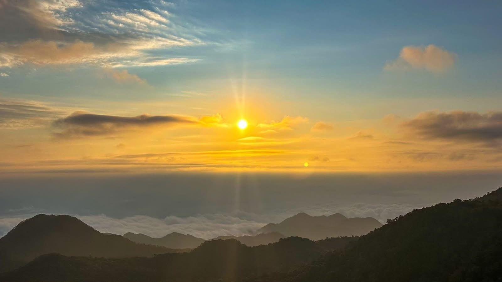 Los rayos del sol abriéndose sobre el mar de nubes y las montañas de la Huasteca Potosina