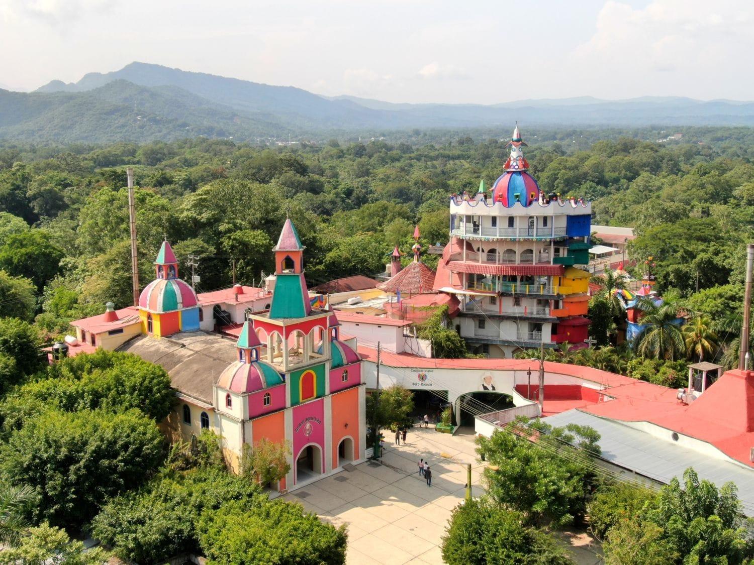 Castillo de la Salud — vista aérea con la sierra al fondo