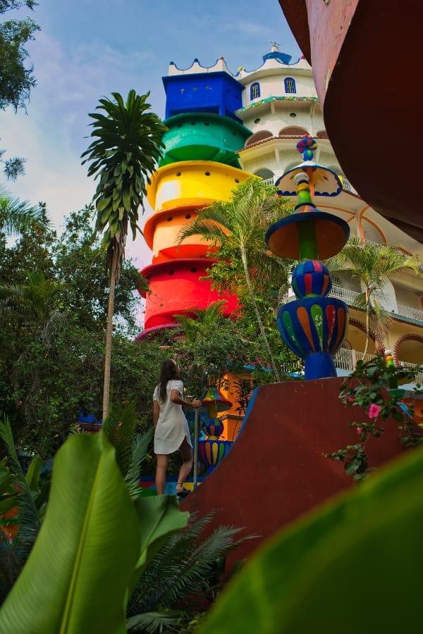 Castillo de la Salud — viajera al pie de la torre de colores