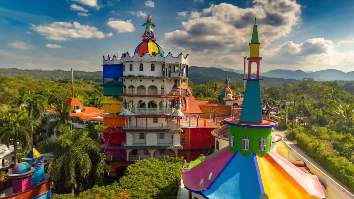 Castillo de la Salud — las torres de colores