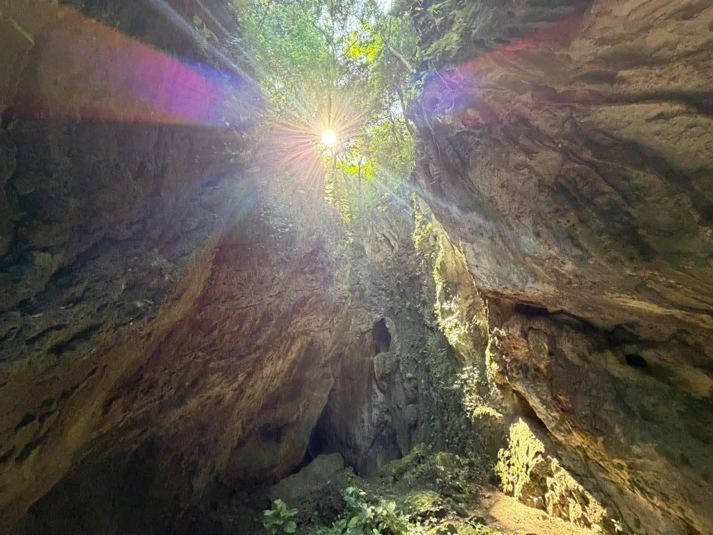 Cueva de las Quilas — el sol entra entre las paredes de roca