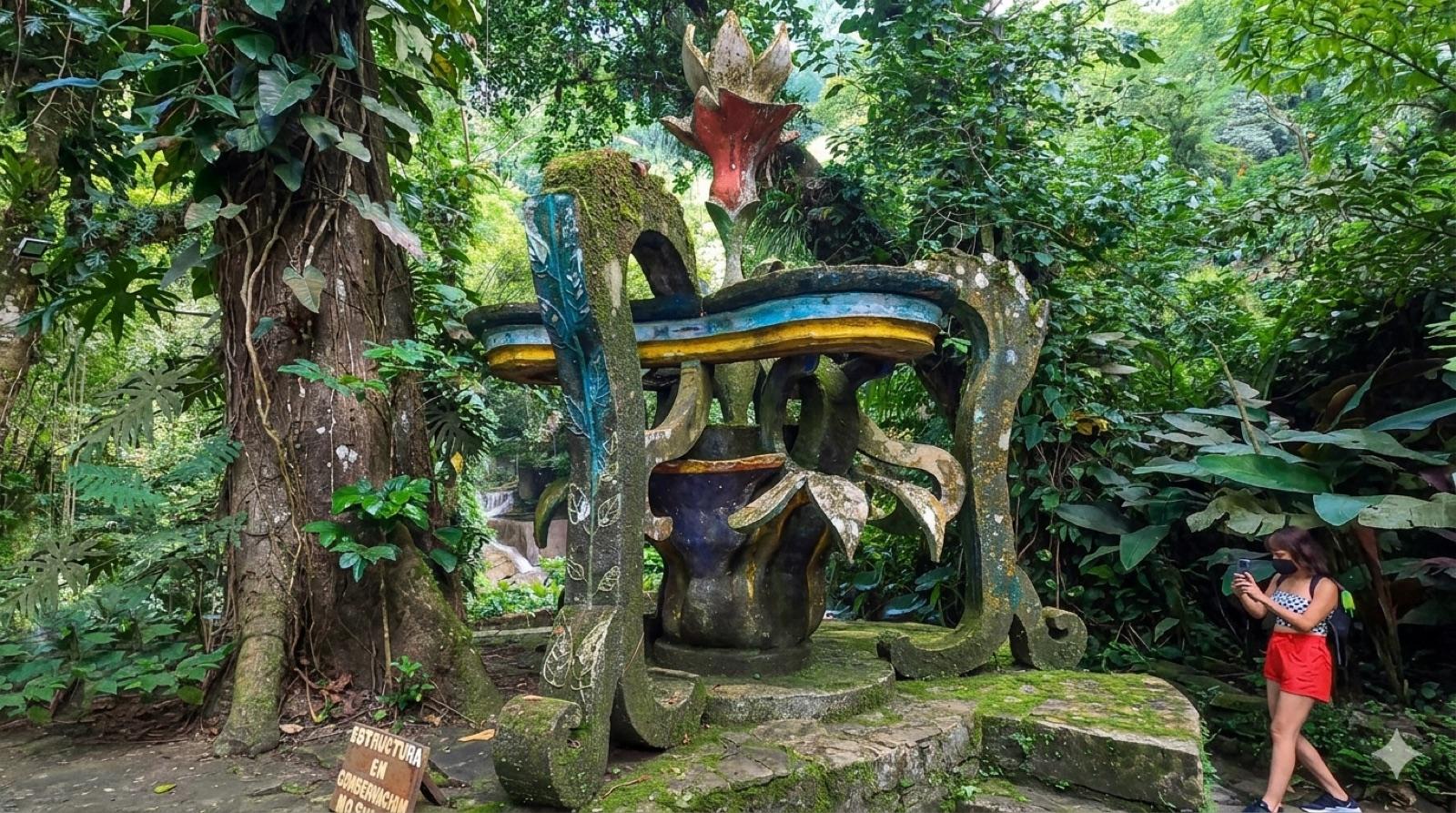 Escultura surrealista de Edward James — color y musgo en Las Pozas de Xilitla