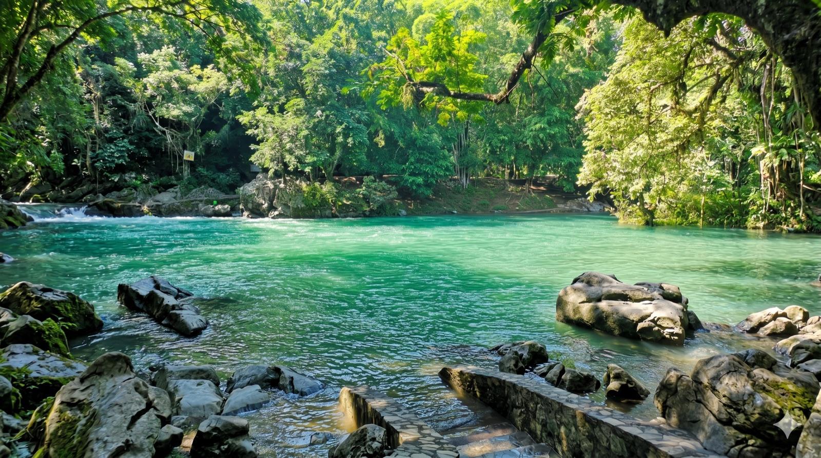 Río turquesa del Nacimiento de Huichihuayán entre piedras y selva verde