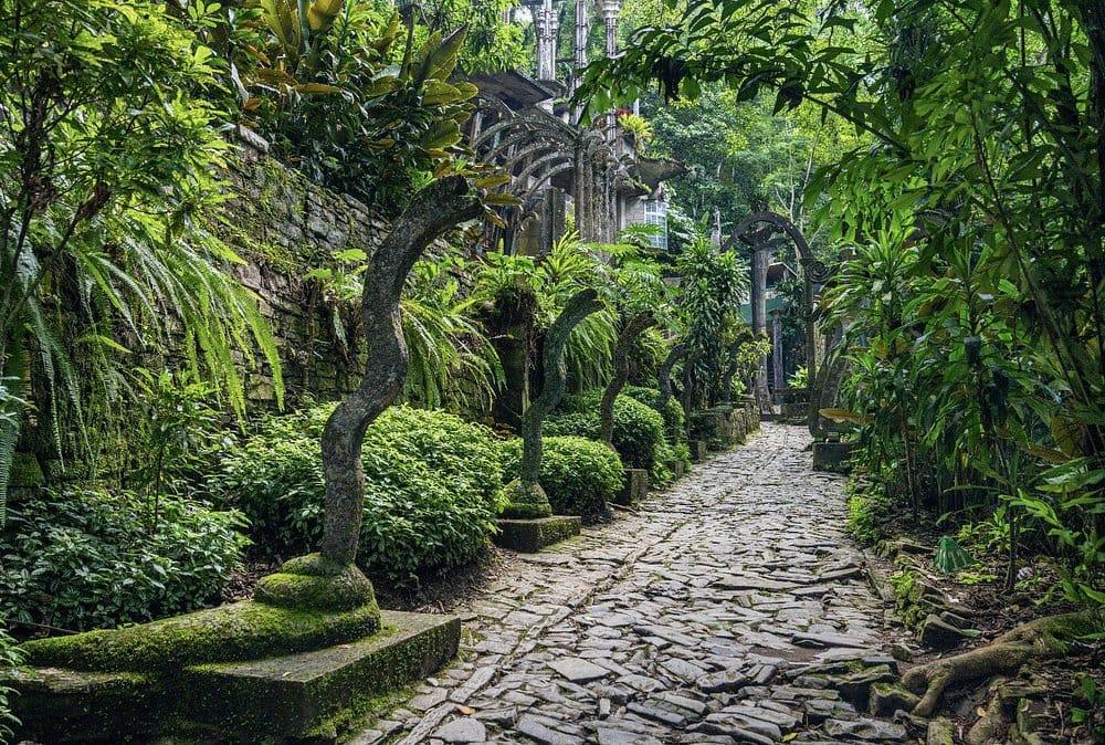 Las Pozas — el camino empedrado bordeado de esculturas