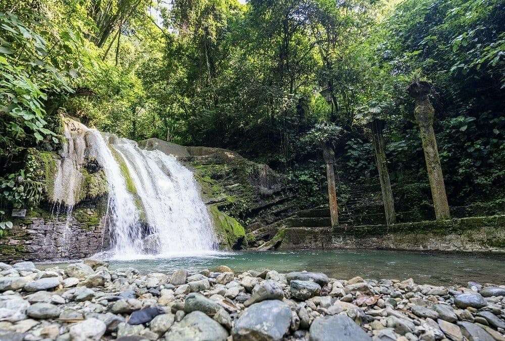 Las Pozas — una de las cascadas, junto a las columnas
