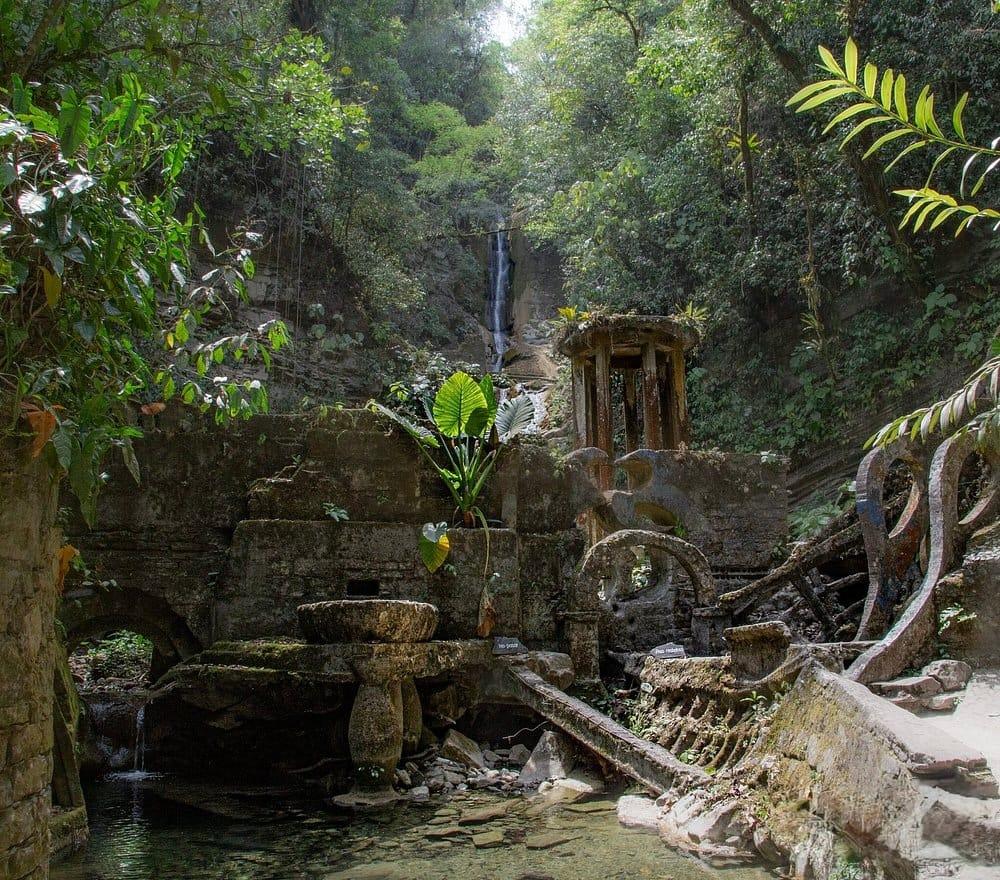 Las Pozas — la cascada detrás de las construcciones de Edward James