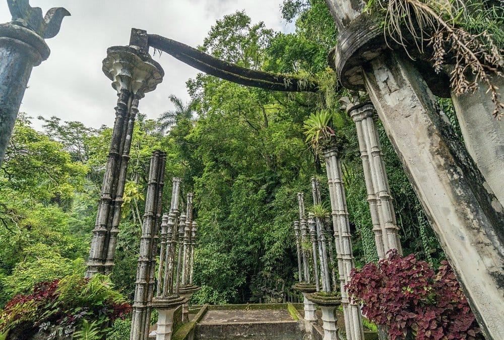 Las Pozas — las columnas de concreto bajo la selva