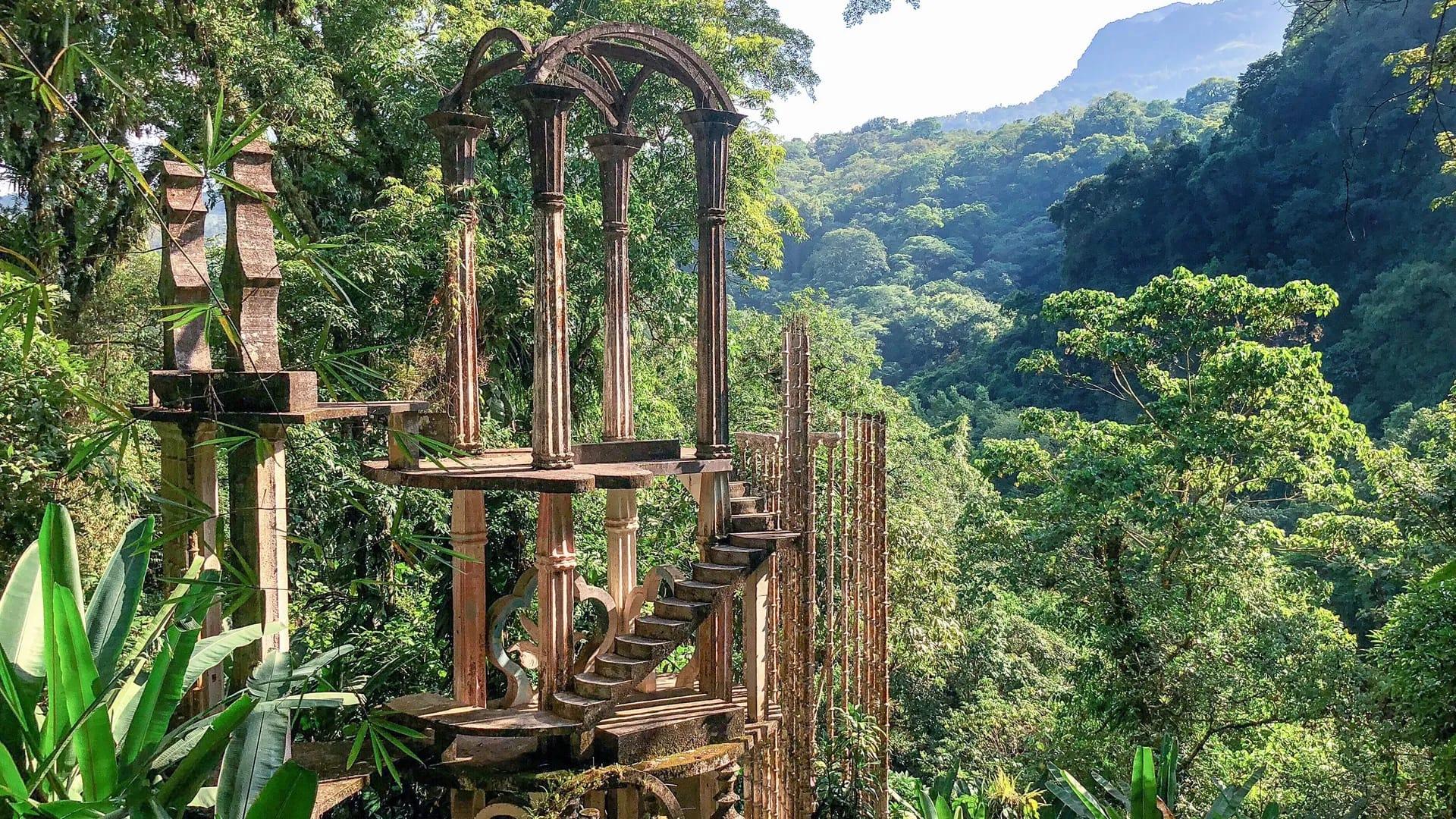Las Pozas — la escalera al cielo, con la sierra al fondo