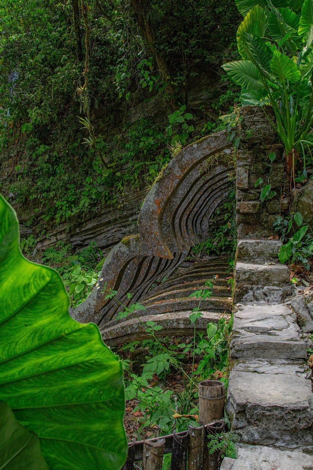 Las Pozas — escultura de arcos de concreto entre la vegetación