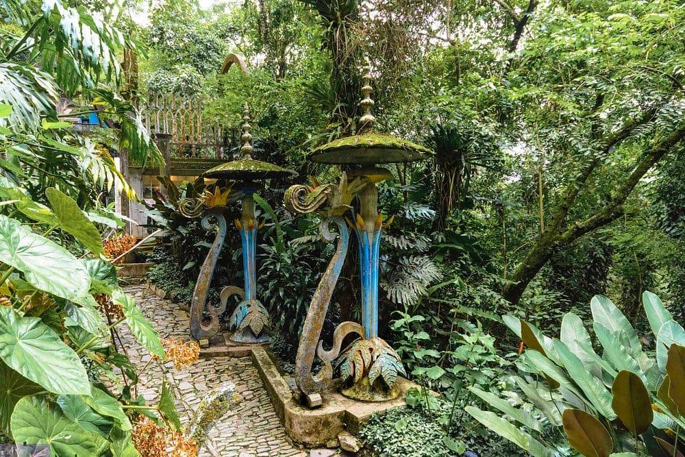 Las Pozas — esculturas de columnas azules entre la selva