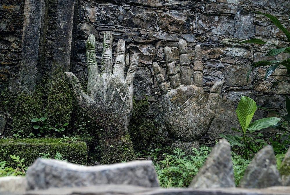 Las Pozas — las manos gigantes de concreto