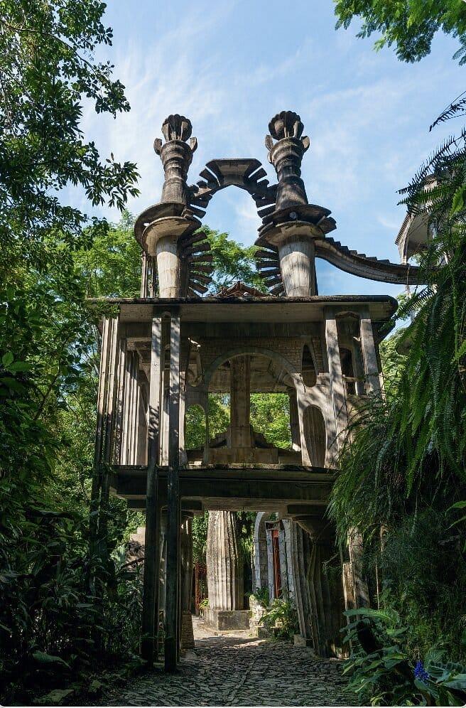 Las Pozas — portal de dos torres sobre el camino