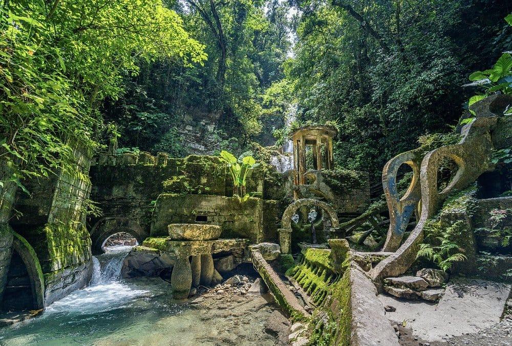 Las Pozas — poza y construcciones al pie de la cascada