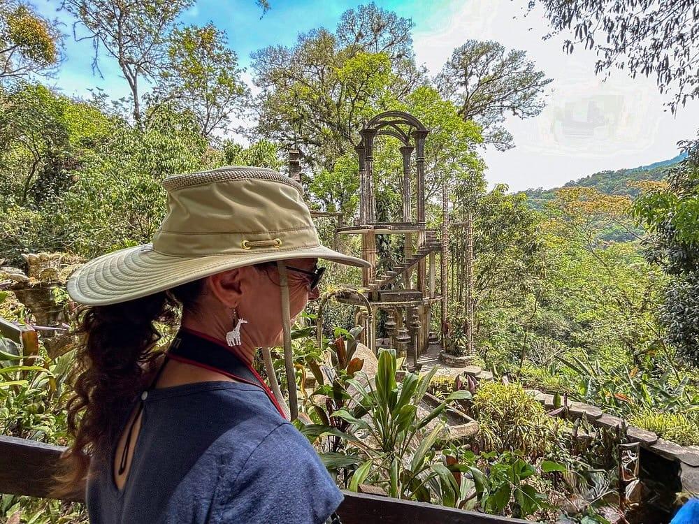 Las Pozas — viajera frente a una de las torres de Edward James