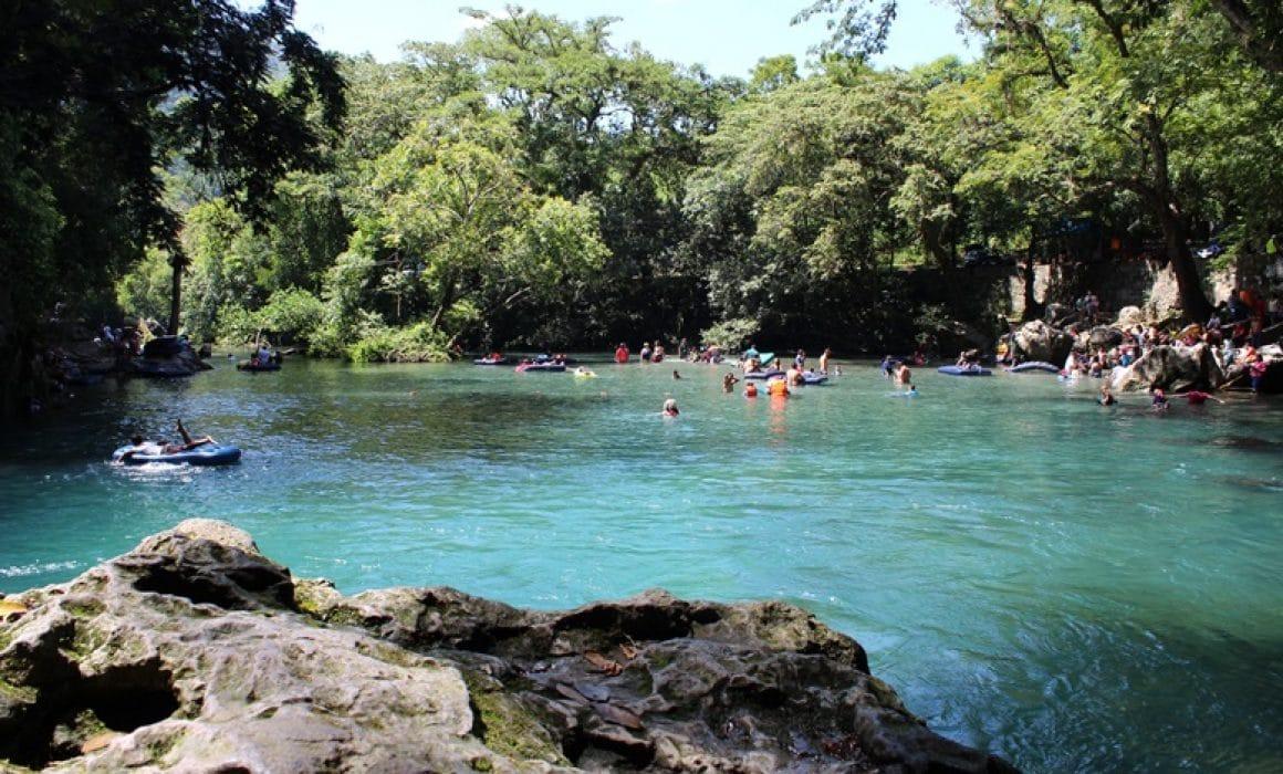 Nacimiento de Huichihuayán — la poza turquesa llena de bañistas