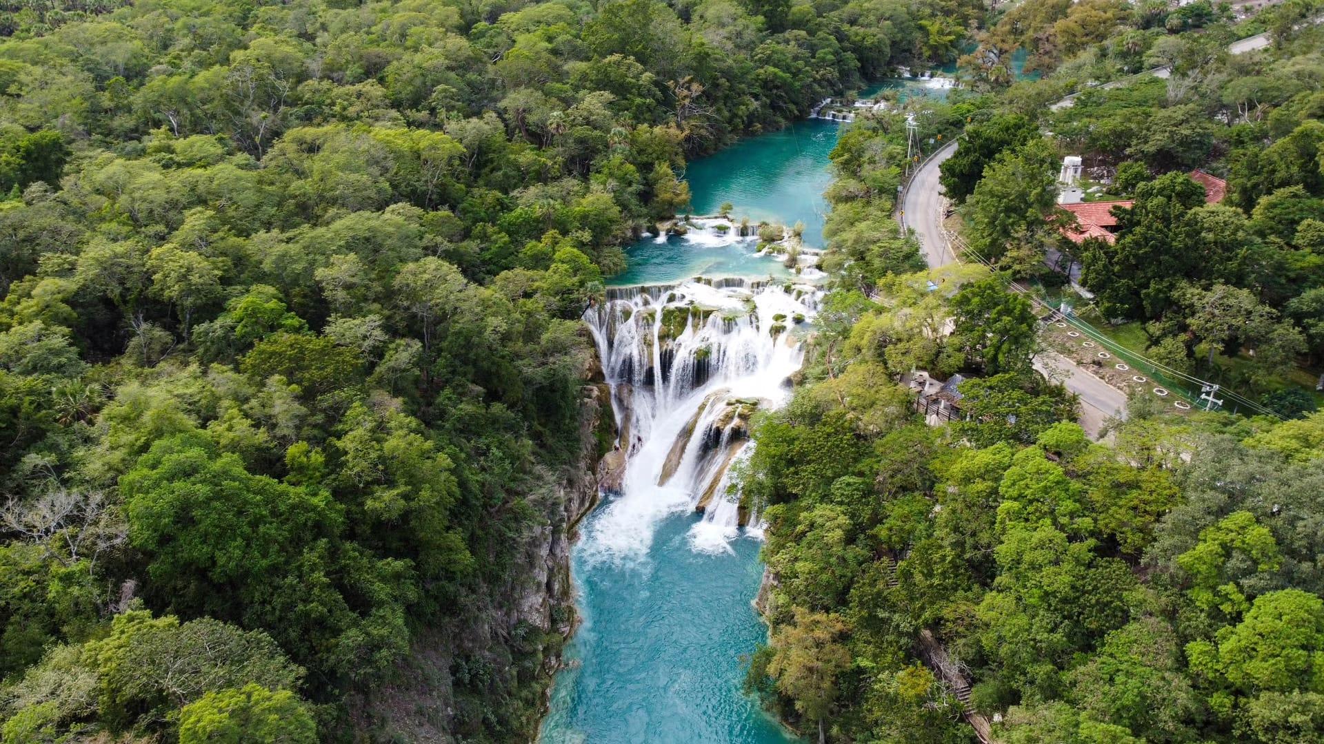 Cascada del Meco — vista aérea del río turquesa entre la selva