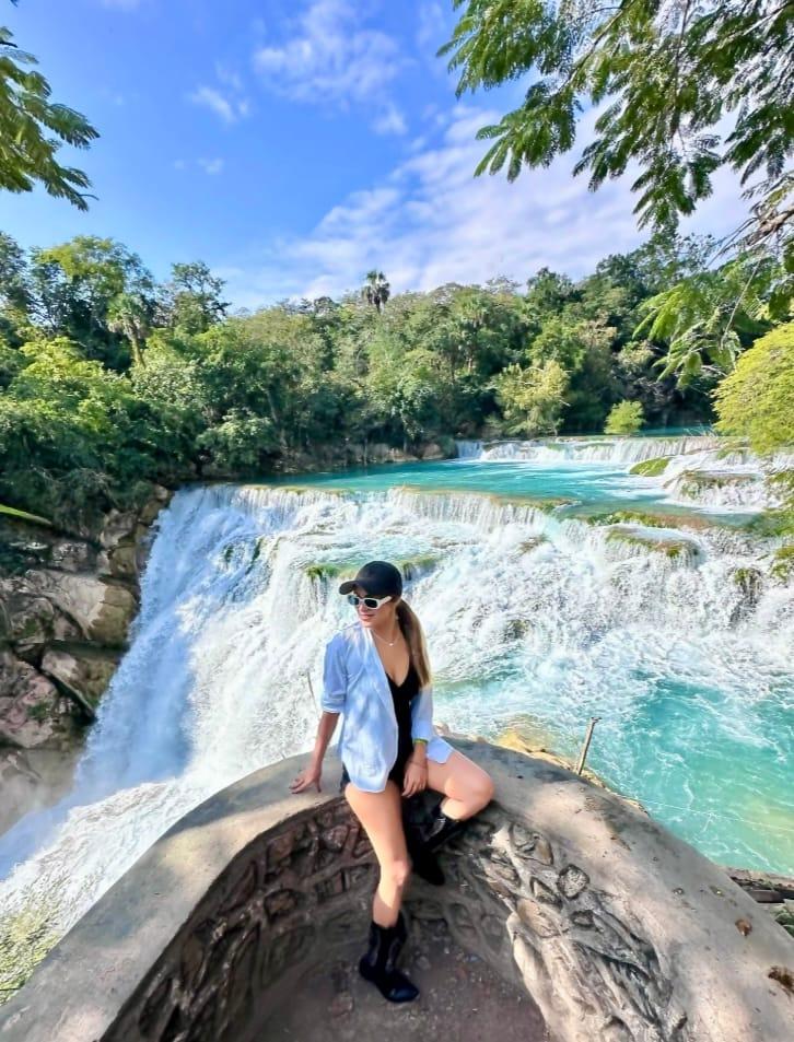 Mirador del Meco — sentada frente a las cascadas escalonadas