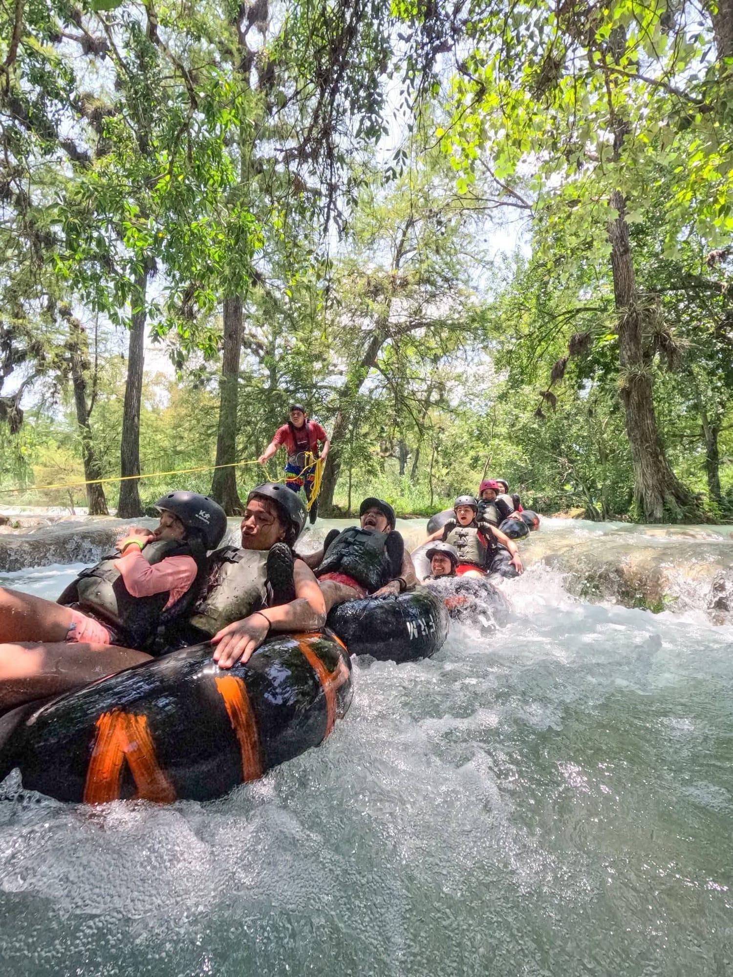 Tubing en el río — actividad adicional con costo extra, con guía y cuerda de seguridad