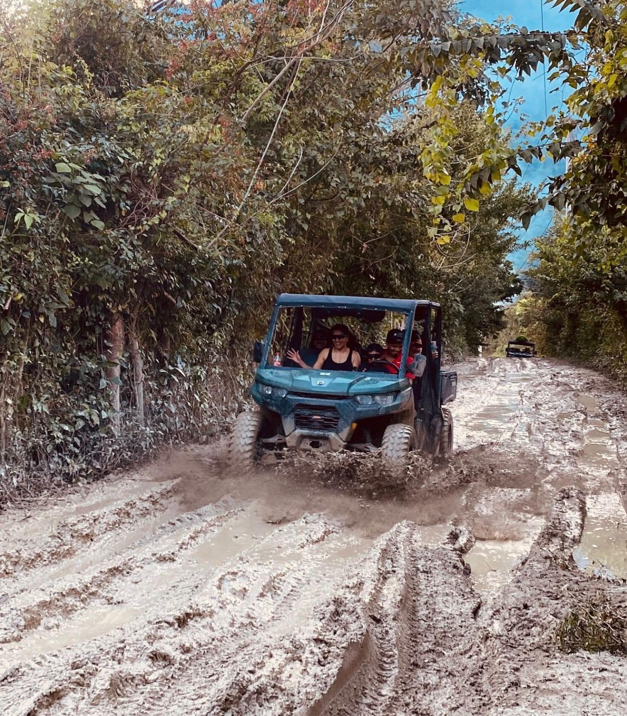 Selva de Xilitla — un Defender cruzando el barro