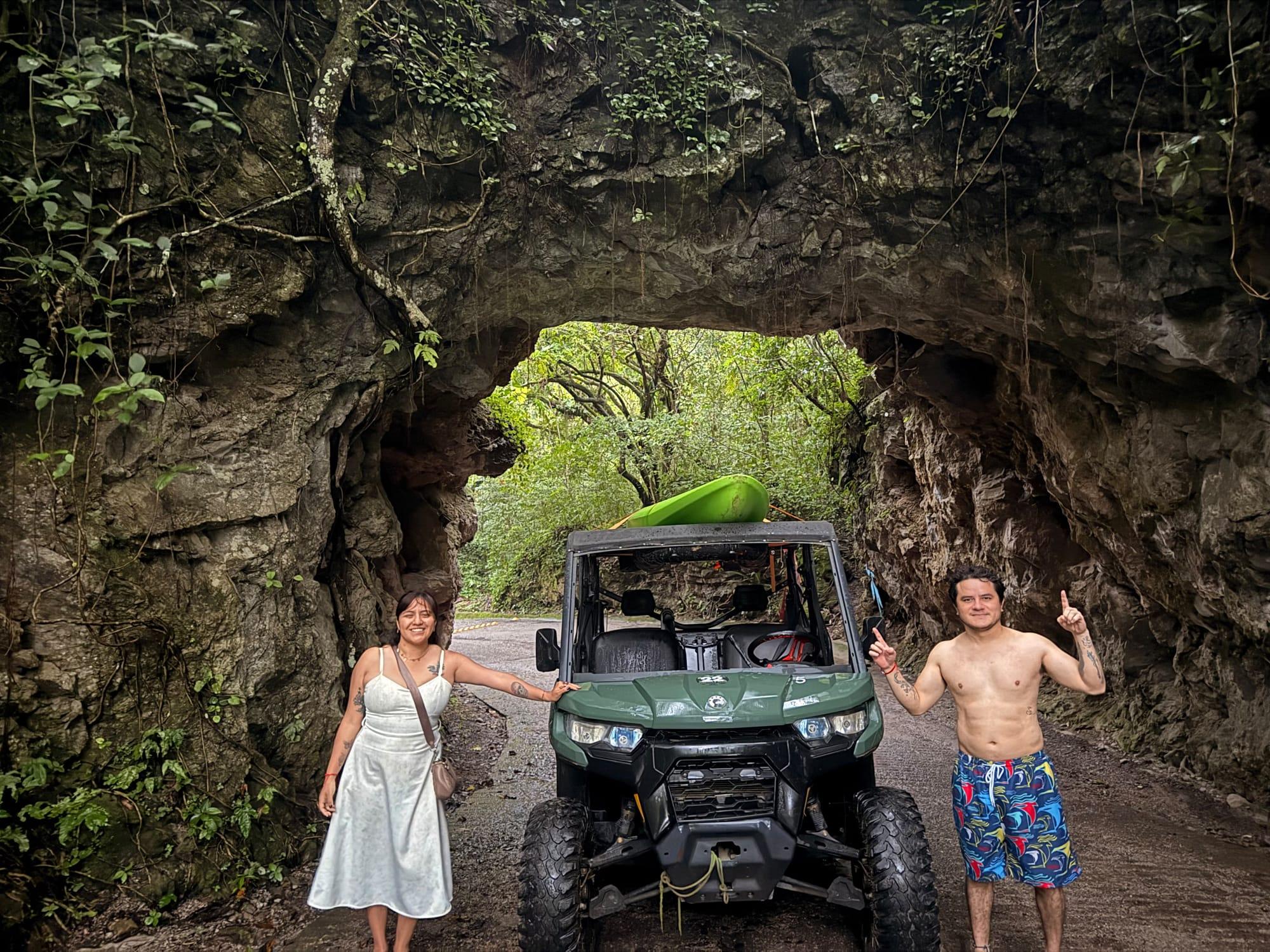 Selva de Xilitla — pareja con su Defender bajo un túnel de roca