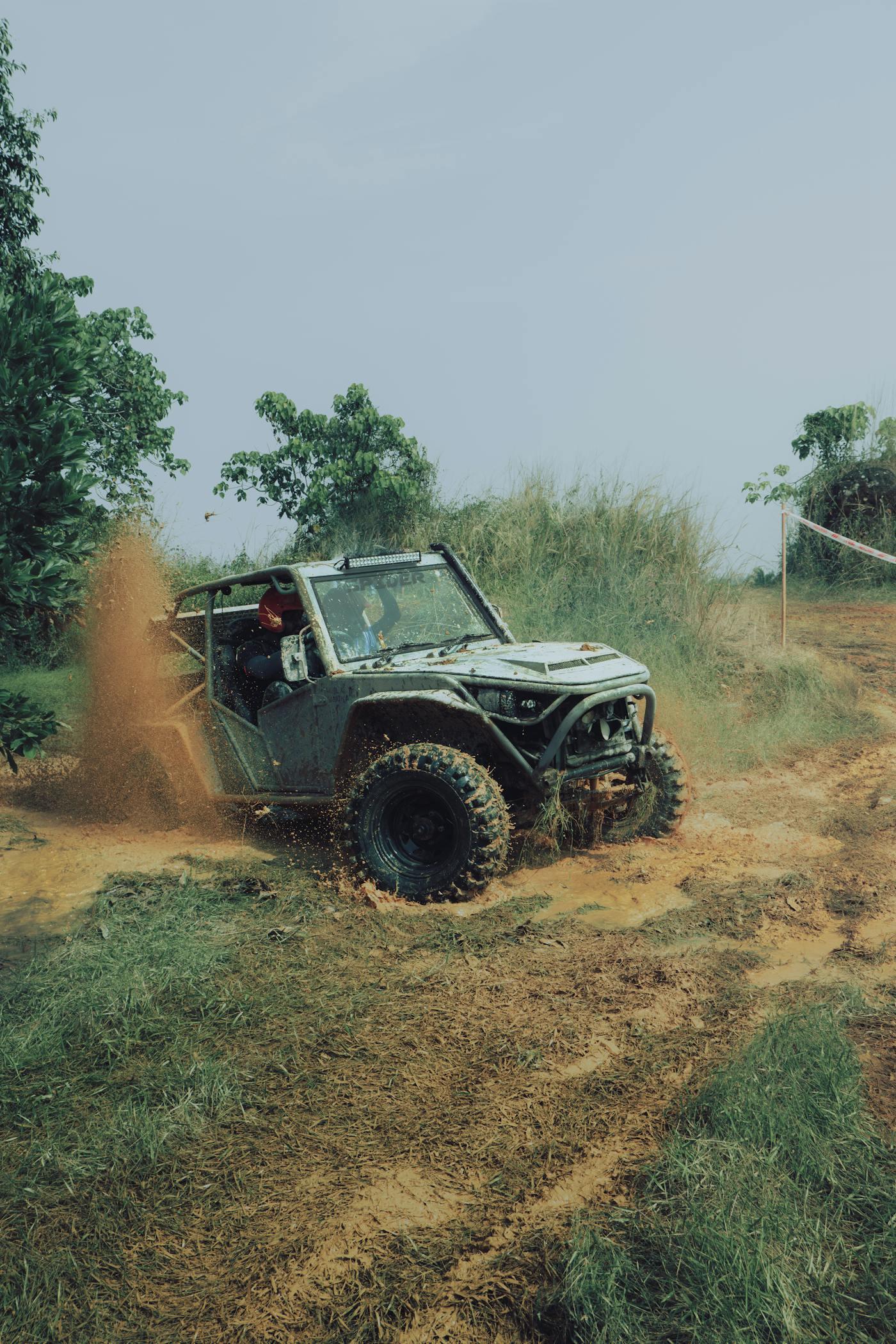 RZR derrapando y levantando tierra en pleno campo verde durante la aventura off-road en la Huasteca Potosina